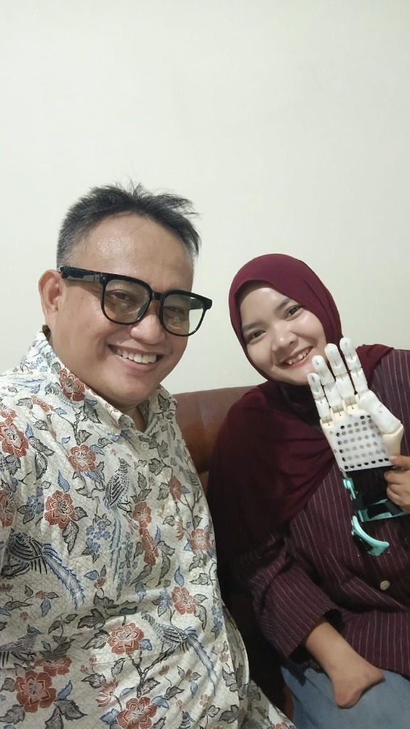 Maker e-NABLE bersama penerima tangan prostetik